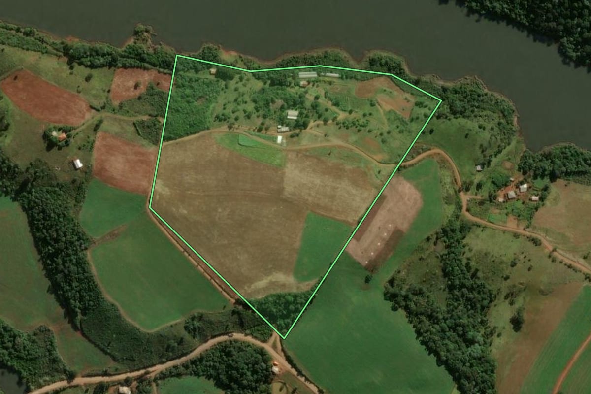 Imagem de satélite do imóvel rural em Passos Maia (SC), com o contorno declarado no CAR desenhado por cima.