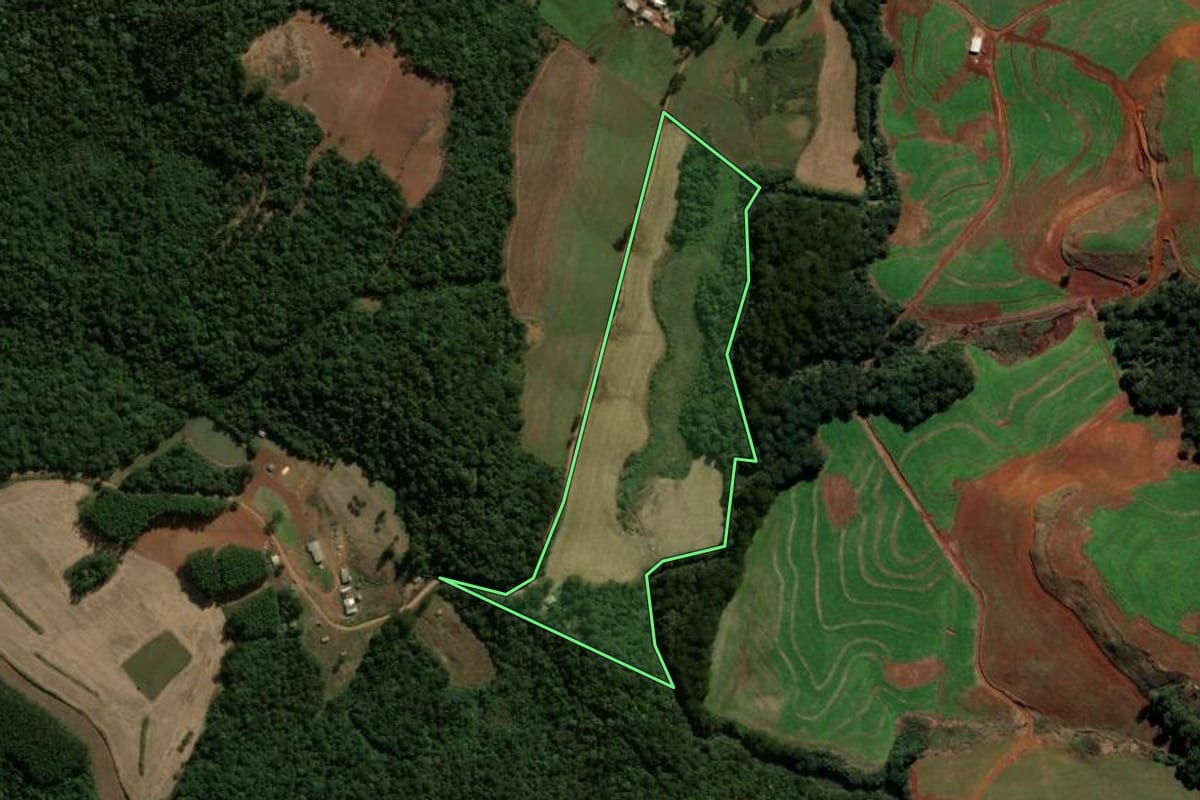 Imagem de satélite do imóvel rural em Passos Maia (SC), com o contorno declarado no CAR desenhado por cima.
