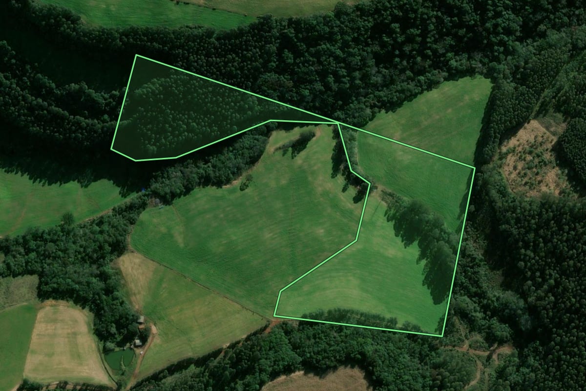 Imagem de satélite do imóvel rural em Passos Maia (SC), com o contorno declarado no CAR desenhado por cima.
