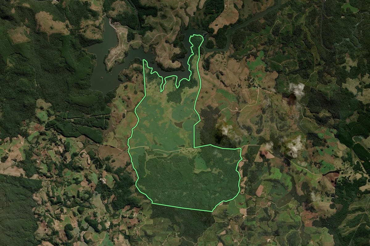 Imagem de satélite do imóvel rural em Passos Maia (SC), com o contorno declarado no CAR desenhado por cima.