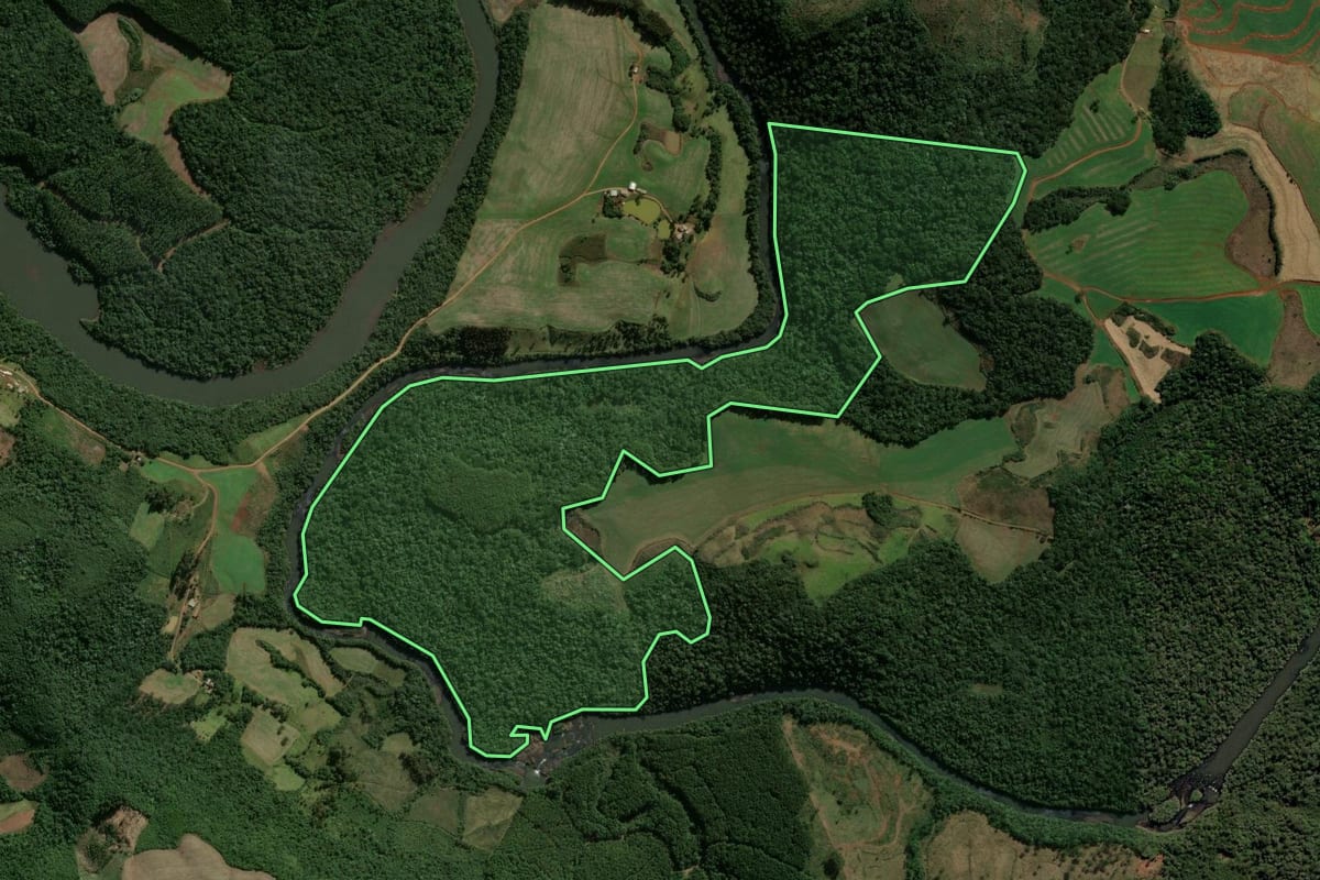 Imagem de satélite do imóvel rural em Passos Maia (SC), com o contorno declarado no CAR desenhado por cima.