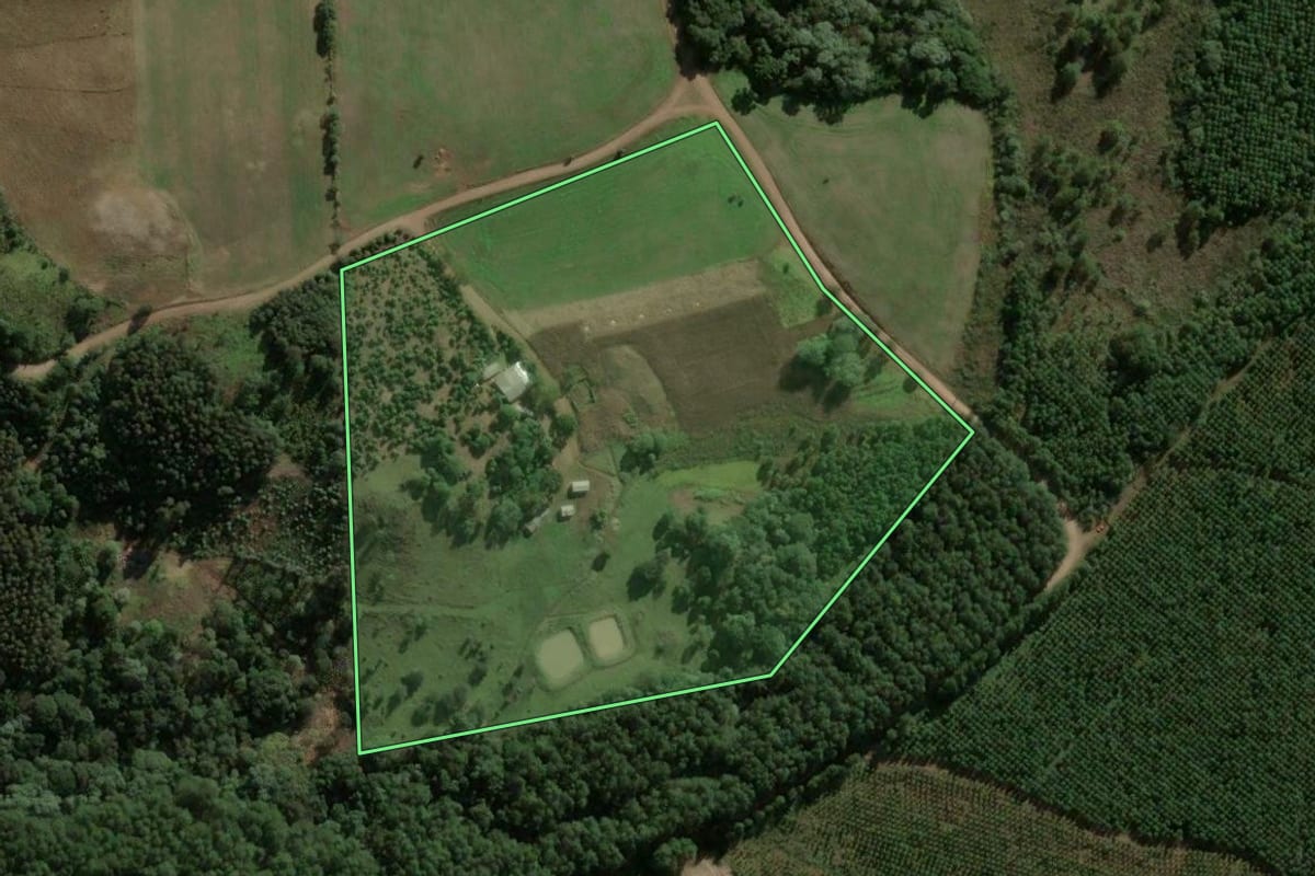 Imagem de satélite do imóvel rural em Passos Maia (SC), com o contorno declarado no CAR desenhado por cima.