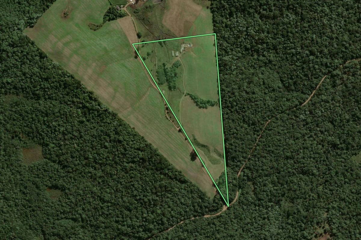 Imagem de satélite do imóvel rural em Passos Maia (SC), com o contorno declarado no CAR desenhado por cima.