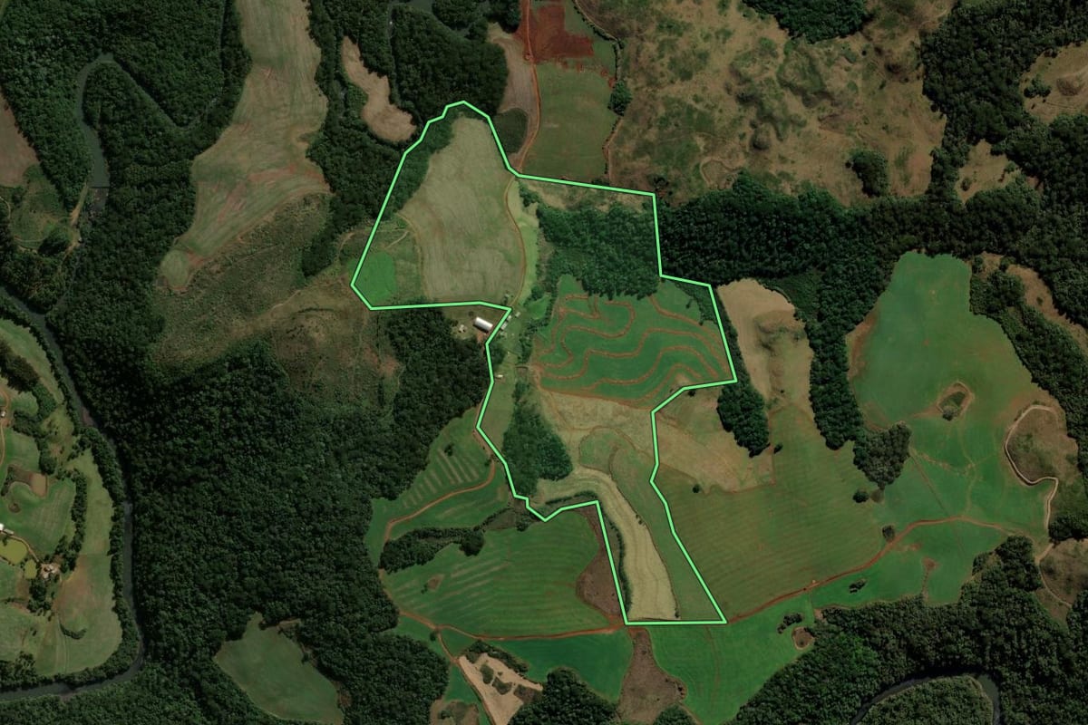 Imagem de satélite do imóvel rural em Passos Maia (SC), com o contorno declarado no CAR desenhado por cima.