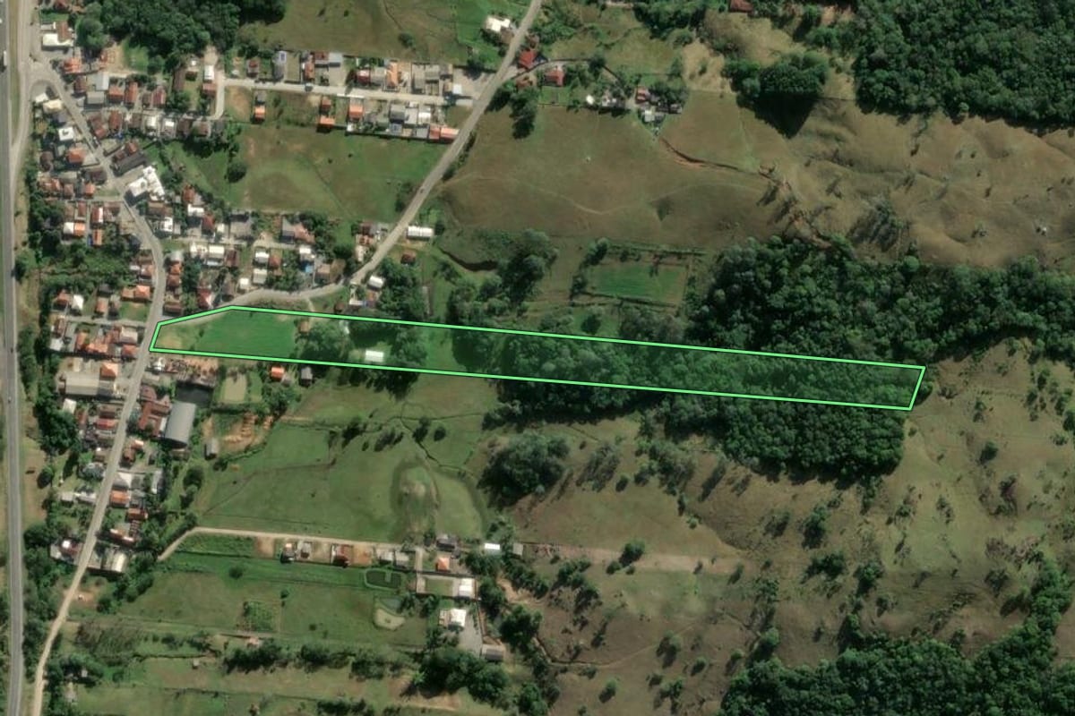 Imagem de satélite do imóvel rural em Paulo Lopes (SC), com o contorno declarado no CAR desenhado por cima.