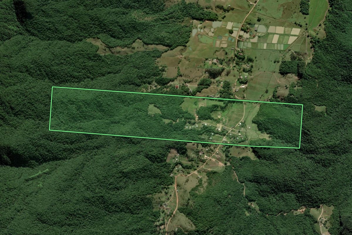 Imagem de satélite do imóvel rural em Paulo Lopes (SC), com o contorno declarado no CAR desenhado por cima.