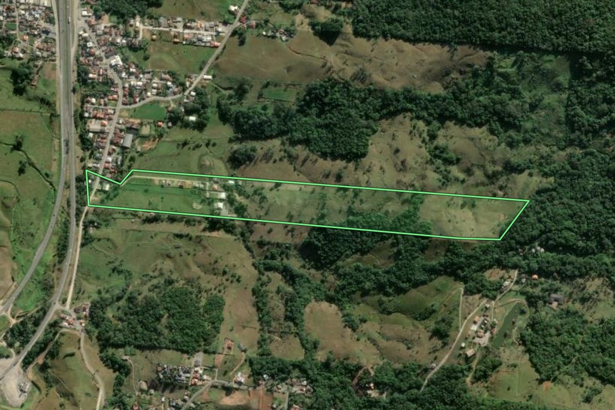 Imagem de satélite do imóvel rural em Paulo Lopes (SC), com o contorno declarado no CAR desenhado por cima.