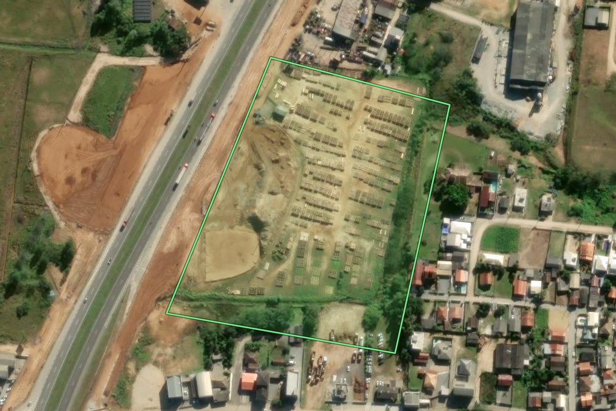 Imagem de satélite do imóvel rural em Paulo Lopes (SC), com o contorno declarado no CAR desenhado por cima.