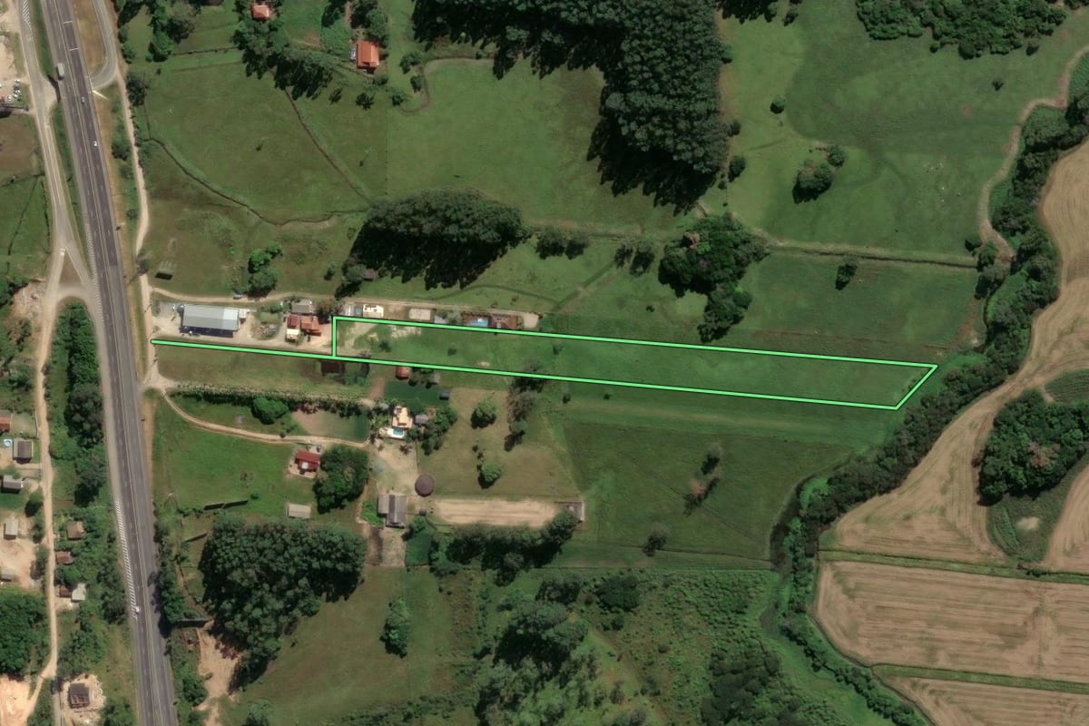 Imagem de satélite do imóvel rural em Paulo Lopes (SC), com o contorno declarado no CAR desenhado por cima.