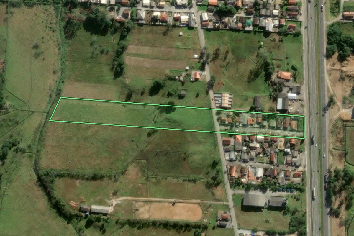 Imagem de satélite do imóvel rural em Paulo Lopes (SC), com o contorno declarado no CAR desenhado por cima.