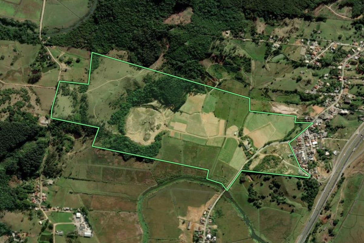 Imagem de satélite do imóvel rural em Paulo Lopes (SC), com o contorno declarado no CAR desenhado por cima.