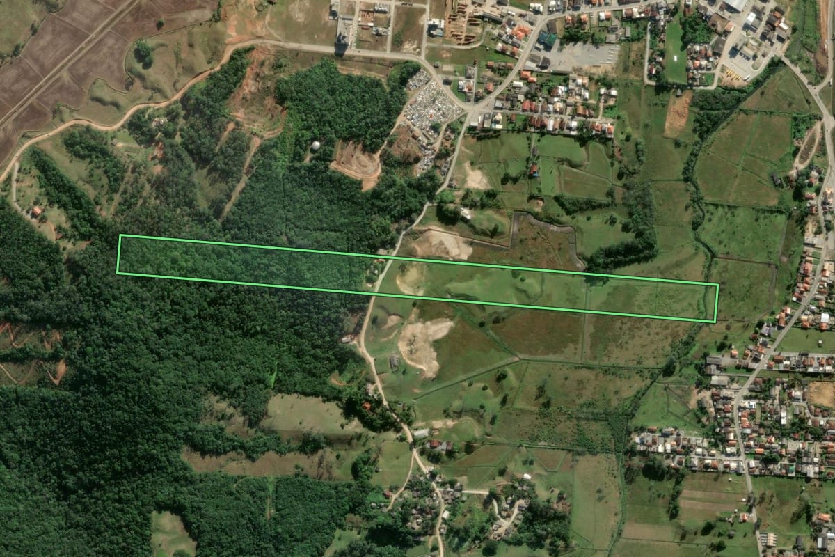 Imagem de satélite do imóvel rural em Paulo Lopes (SC), com o contorno declarado no CAR desenhado por cima.