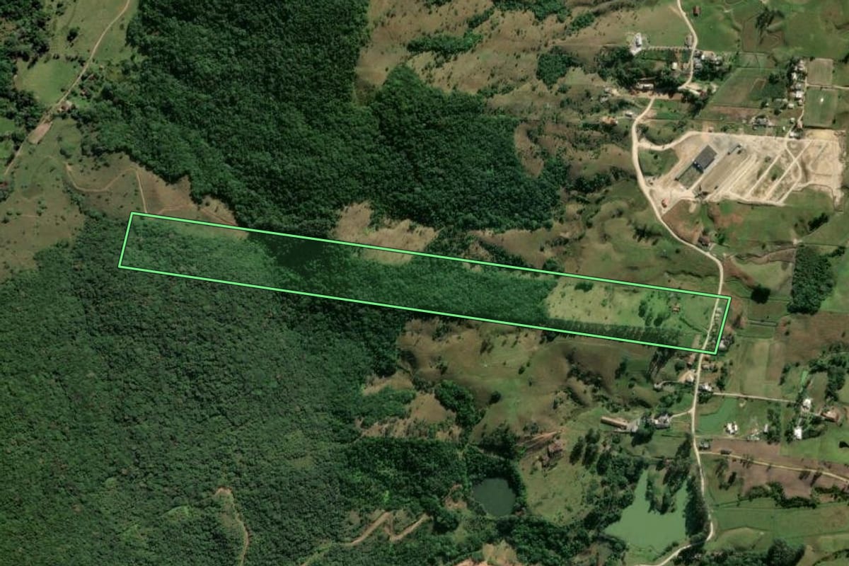 Imagem de satélite do imóvel rural em Paulo Lopes (SC), com o contorno declarado no CAR desenhado por cima.