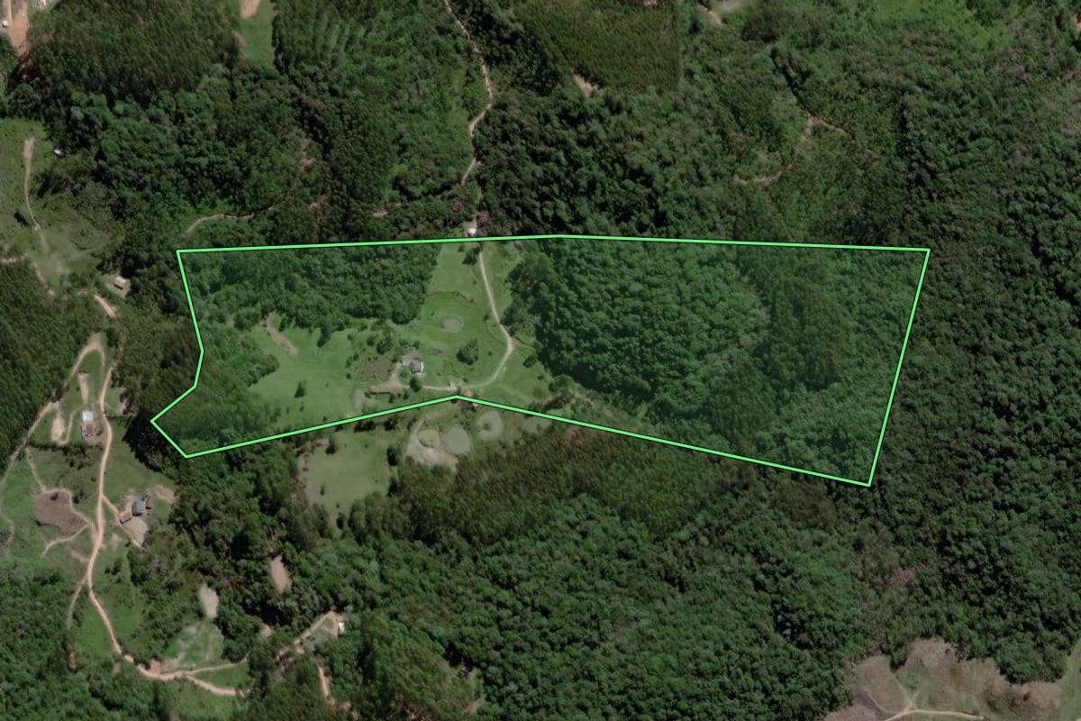 Imagem de satélite do imóvel rural em Paulo Lopes (SC), com o contorno declarado no CAR desenhado por cima.