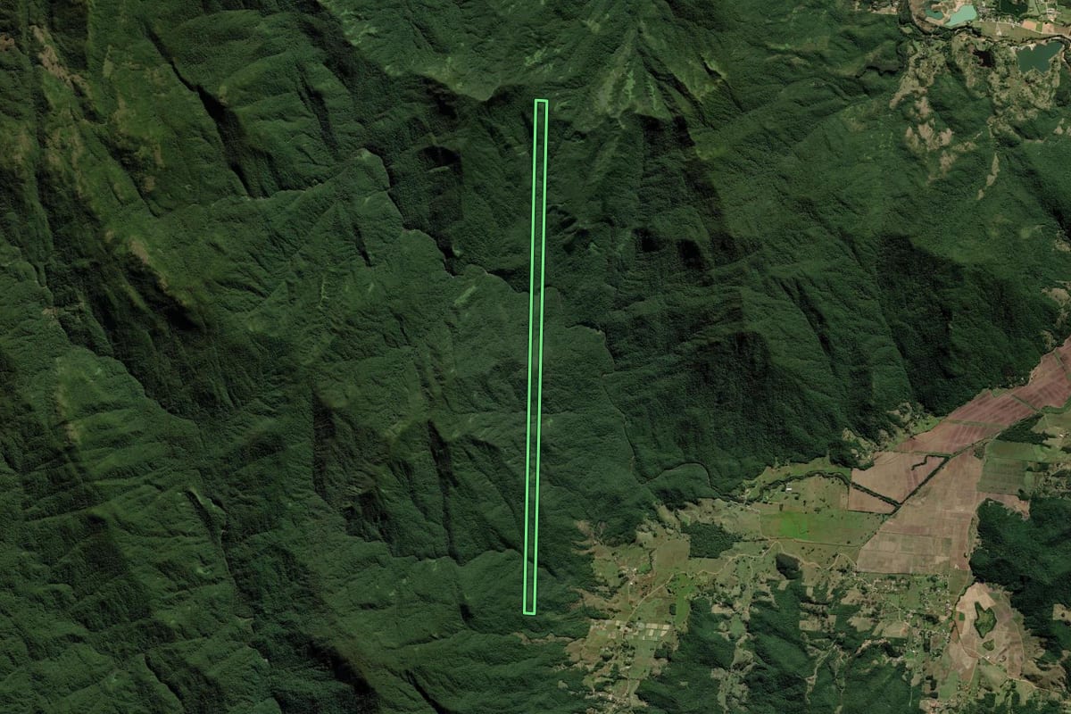 Imagem de satélite do imóvel rural em Paulo Lopes (SC), com o contorno declarado no CAR desenhado por cima.