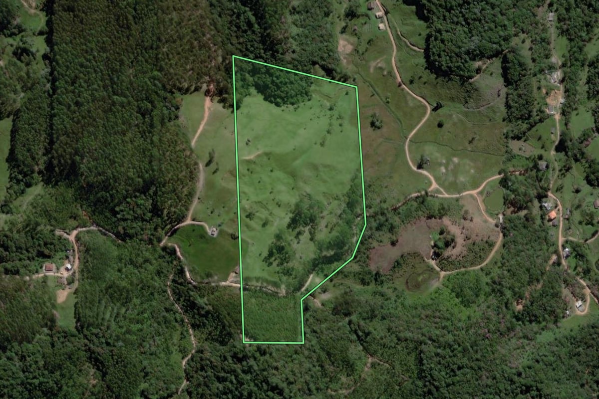 Imagem de satélite do imóvel rural em Paulo Lopes (SC), com o contorno declarado no CAR desenhado por cima.