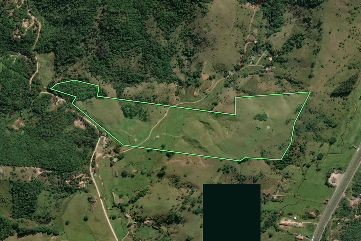 Imagem de satélite do imóvel rural em Paulo Lopes (SC), com o contorno declarado no CAR desenhado por cima.