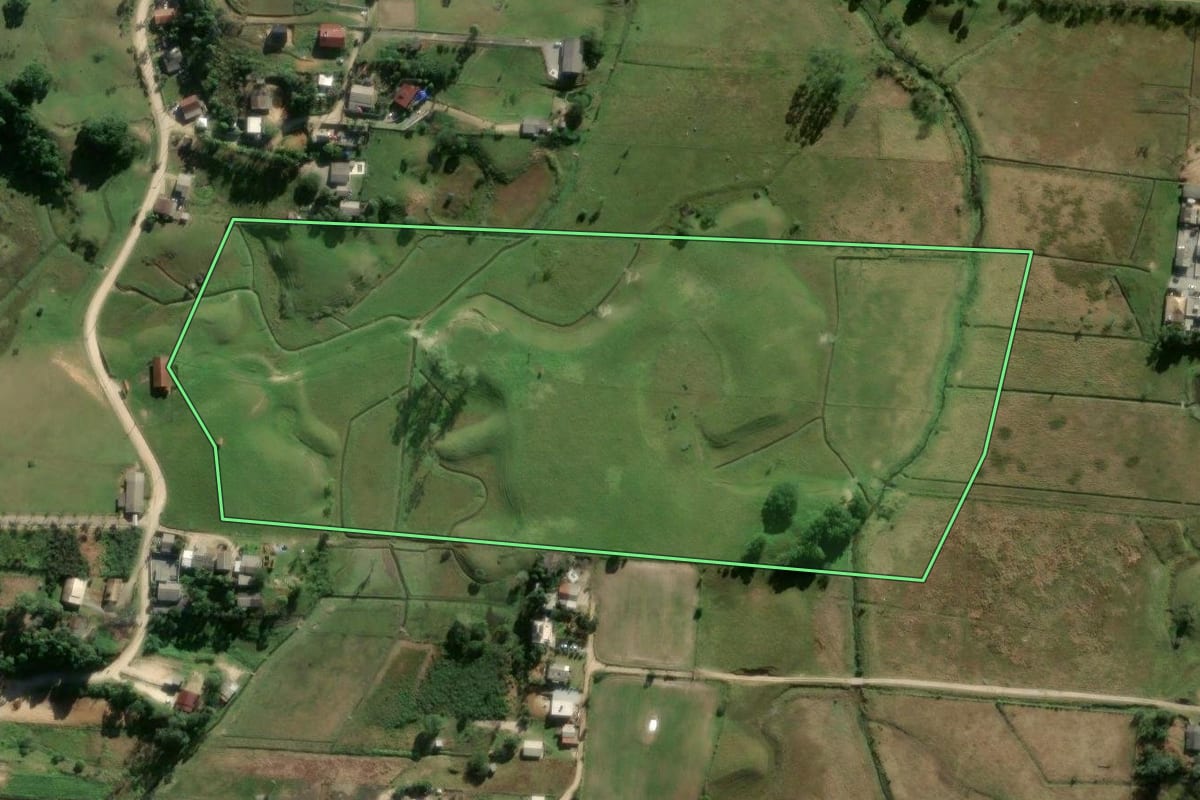 Imagem de satélite do imóvel rural em Paulo Lopes (SC), com o contorno declarado no CAR desenhado por cima.