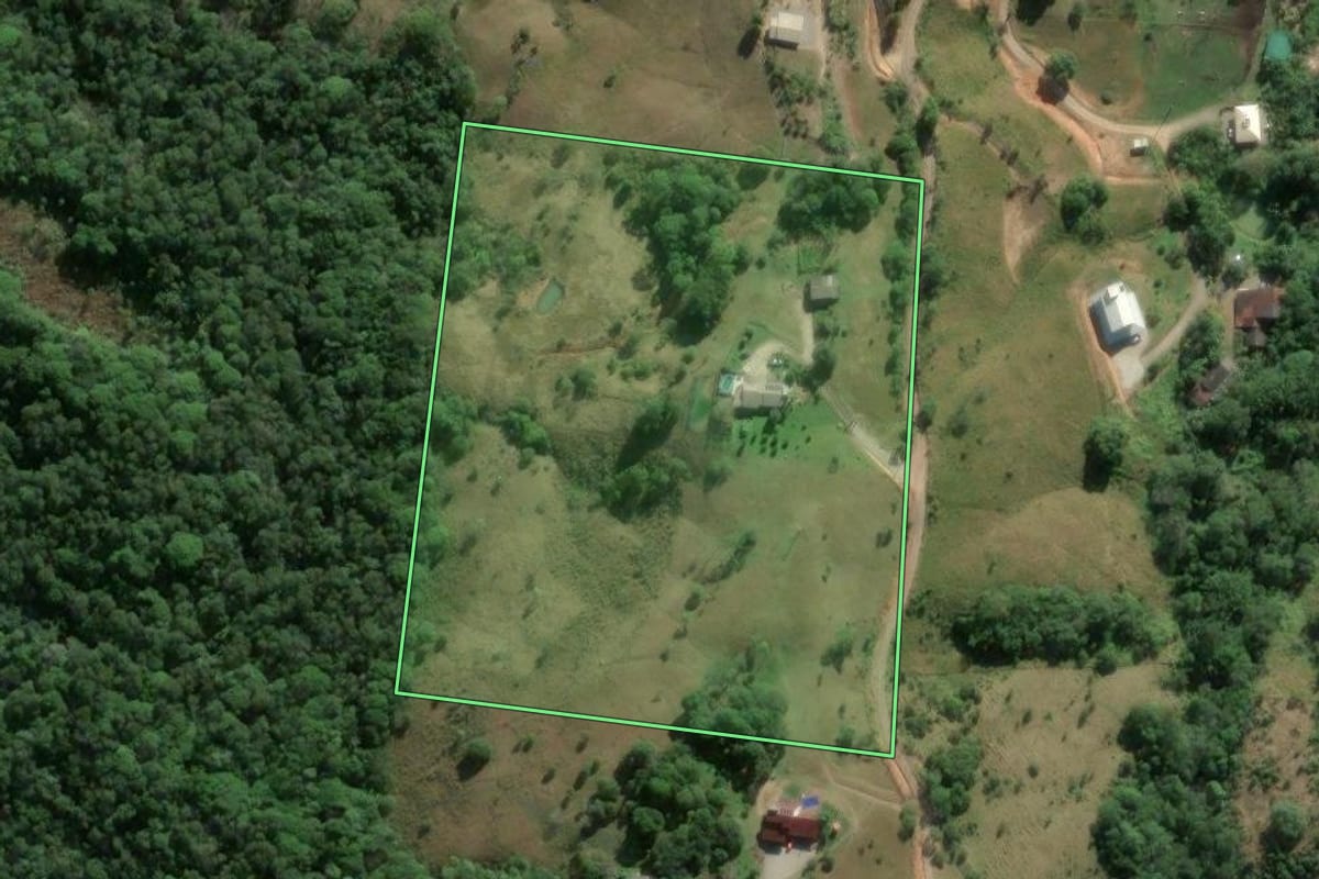 Imagem de satélite do imóvel rural em Paulo Lopes (SC), com o contorno declarado no CAR desenhado por cima.