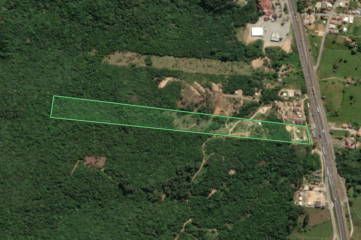 Imagem de satélite do imóvel rural em Paulo Lopes (SC), com o contorno declarado no CAR desenhado por cima.