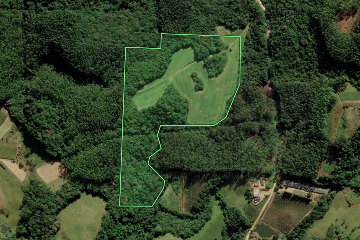 Imagem de satélite do imóvel rural em Pedras Grandes (SC), com o contorno declarado no CAR desenhado por cima.