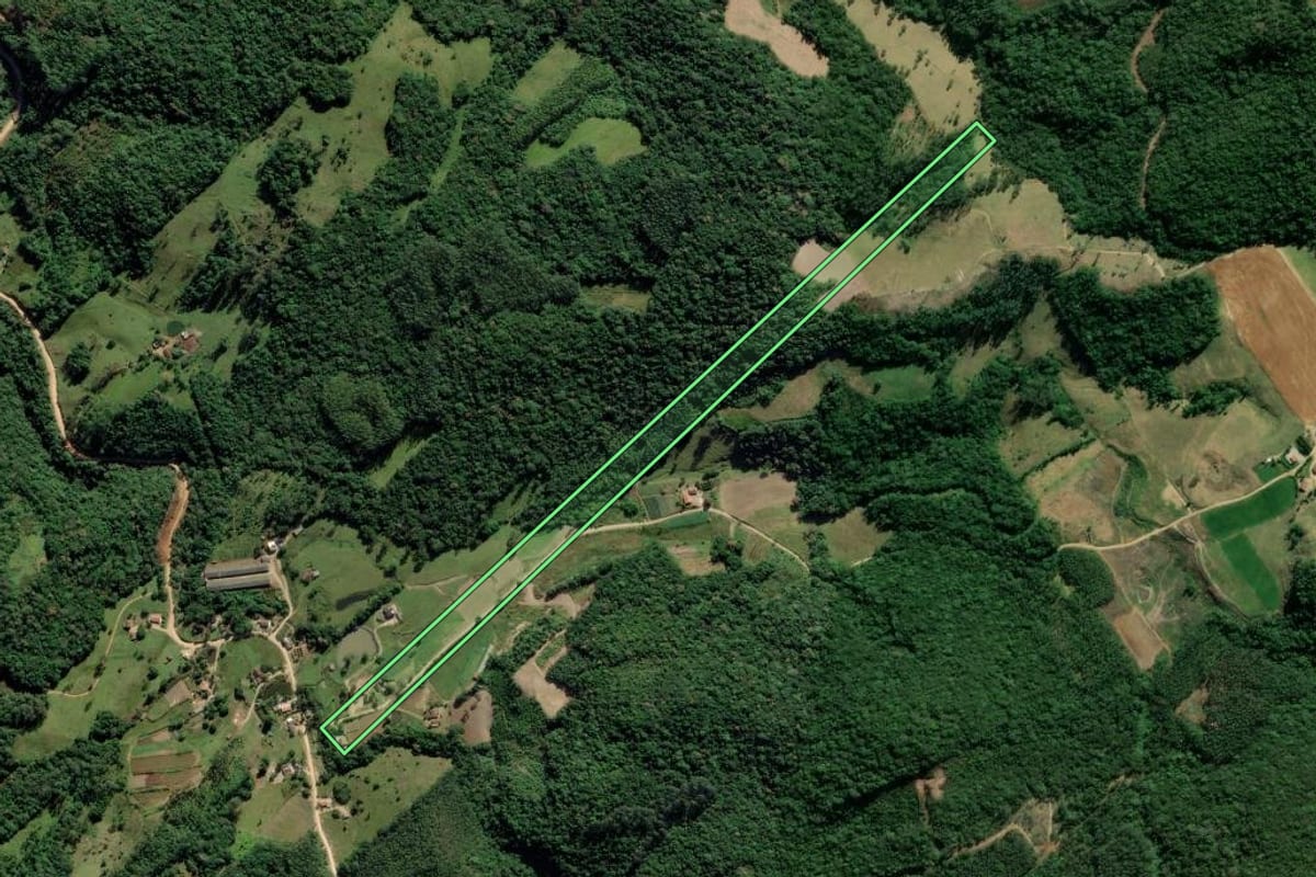 Imagem de satélite do imóvel rural em Pedras Grandes (SC), com o contorno declarado no CAR desenhado por cima.