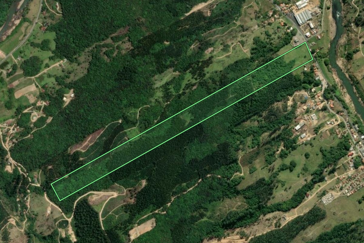 Imagem de satélite do imóvel rural em Pedras Grandes (SC), com o contorno declarado no CAR desenhado por cima.