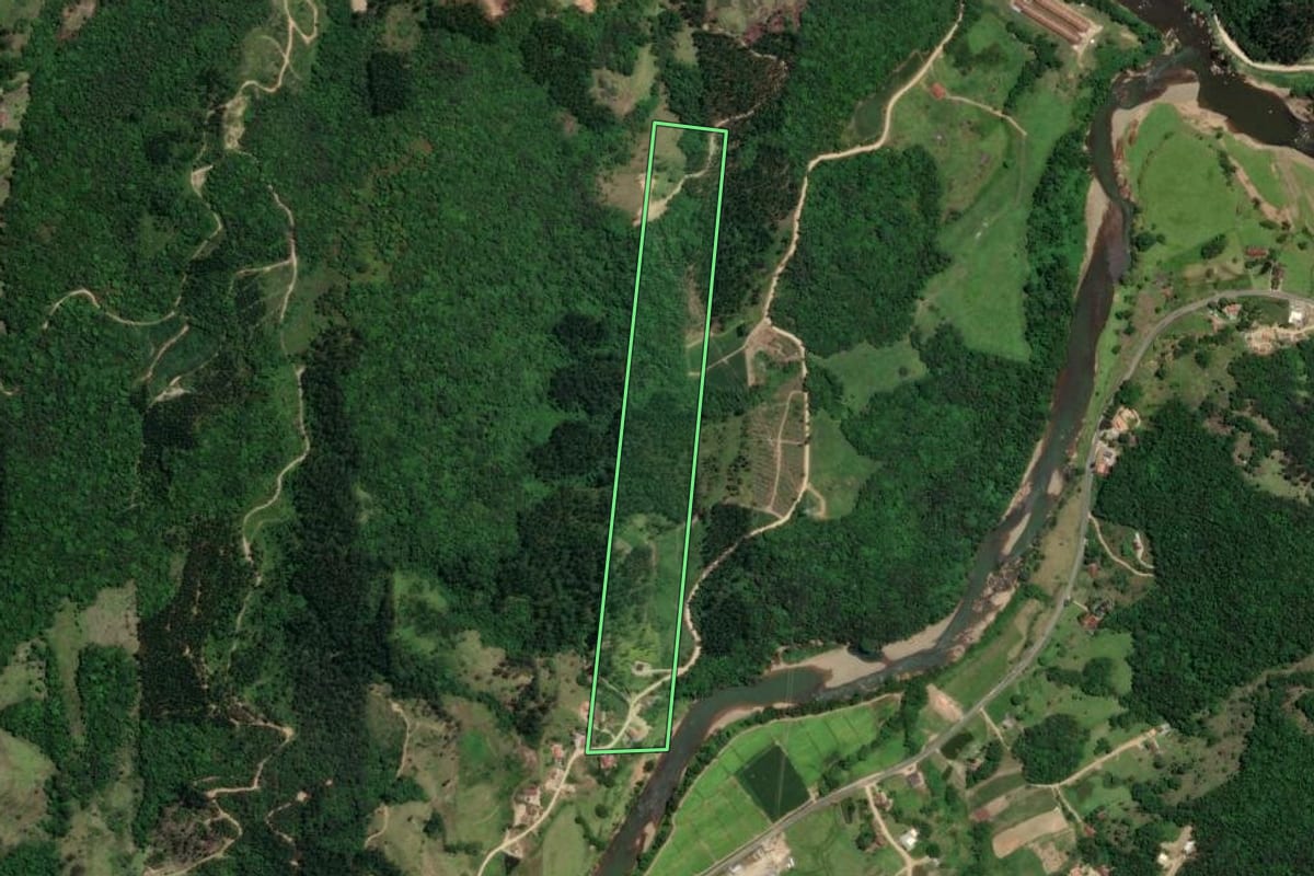 Imagem de satélite do imóvel rural em Pedras Grandes (SC), com o contorno declarado no CAR desenhado por cima.
