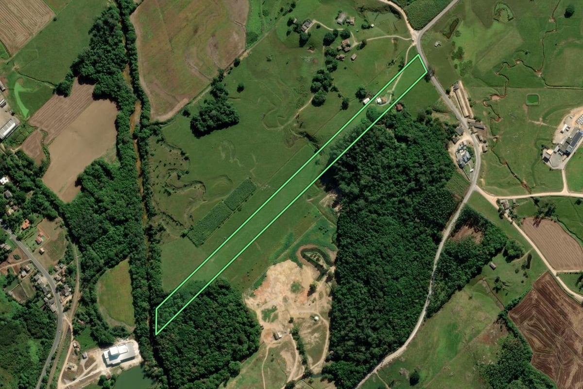 Imagem de satélite do imóvel rural em Pedras Grandes (SC), com o contorno declarado no CAR desenhado por cima.