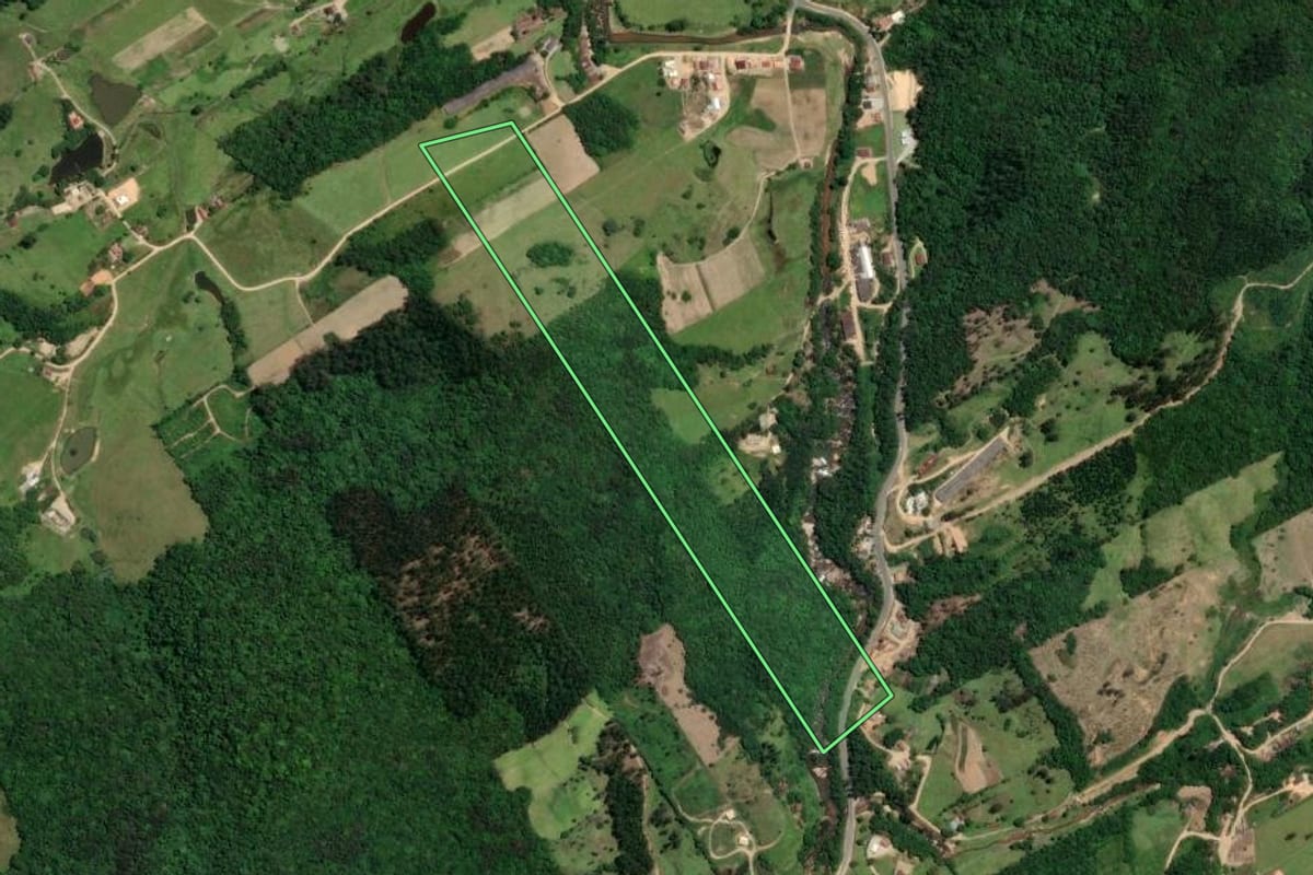 Imagem de satélite do imóvel rural em Pedras Grandes (SC), com o contorno declarado no CAR desenhado por cima.