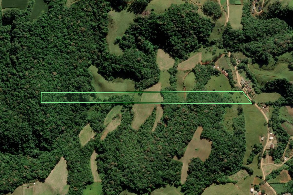 Imagem de satélite do imóvel rural em Pedras Grandes (SC), com o contorno declarado no CAR desenhado por cima.