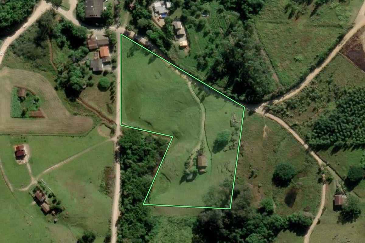 Imagem de satélite do imóvel rural em Pedras Grandes (SC), com o contorno declarado no CAR desenhado por cima.