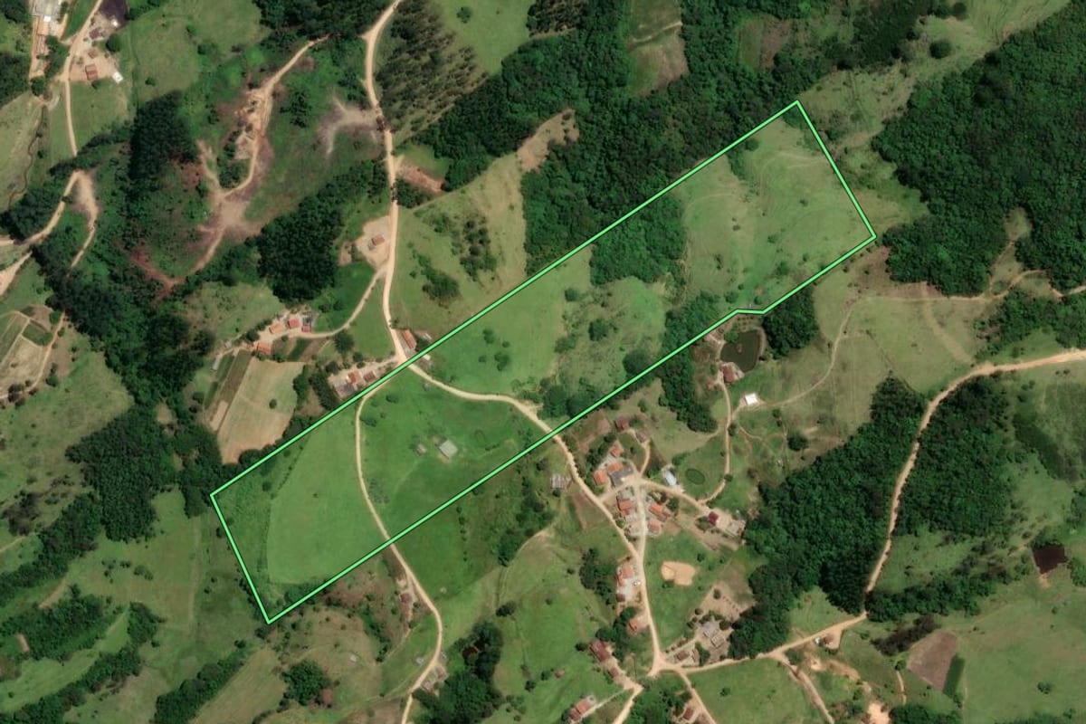 Imagem de satélite do imóvel rural em Pedras Grandes (SC), com o contorno declarado no CAR desenhado por cima.
