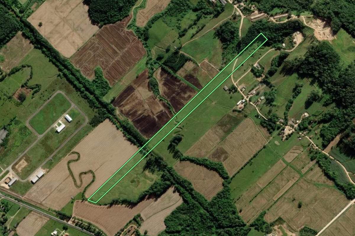 Imagem de satélite do imóvel rural em Pedras Grandes (SC), com o contorno declarado no CAR desenhado por cima.