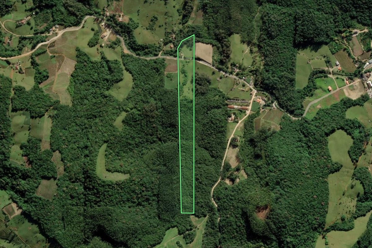 Imagem de satélite do imóvel rural em Pedras Grandes (SC), com o contorno declarado no CAR desenhado por cima.