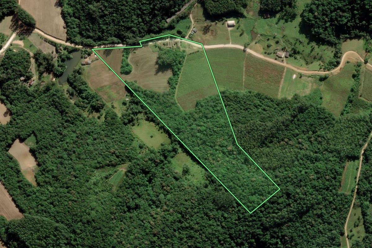 Imagem de satélite do imóvel rural em Pedras Grandes (SC), com o contorno declarado no CAR desenhado por cima.