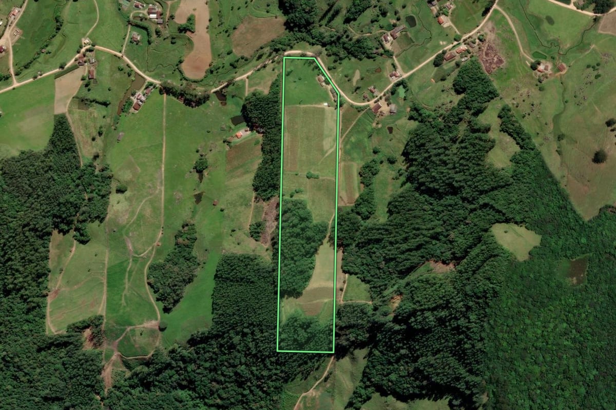 Imagem de satélite do imóvel rural em Pedras Grandes (SC), com o contorno declarado no CAR desenhado por cima.