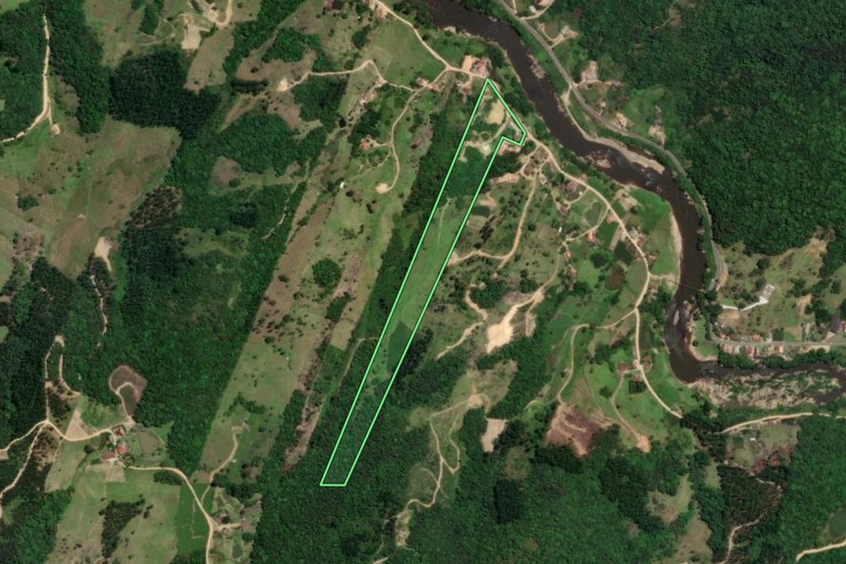 Imagem de satélite do imóvel rural em Pedras Grandes (SC), com o contorno declarado no CAR desenhado por cima.