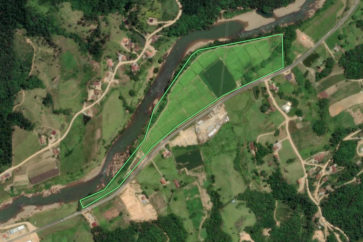 Imagem de satélite do imóvel rural em Pedras Grandes (SC), com o contorno declarado no CAR desenhado por cima.