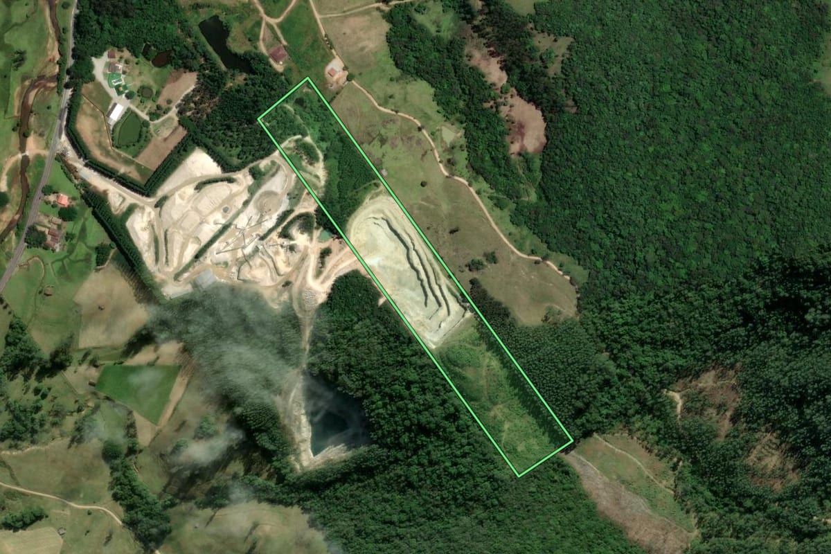 Imagem de satélite do imóvel rural em Pedras Grandes (SC), com o contorno declarado no CAR desenhado por cima.