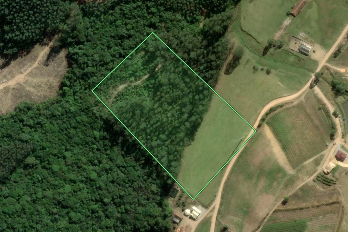 Imagem de satélite do imóvel rural em Pedras Grandes (SC), com o contorno declarado no CAR desenhado por cima.
