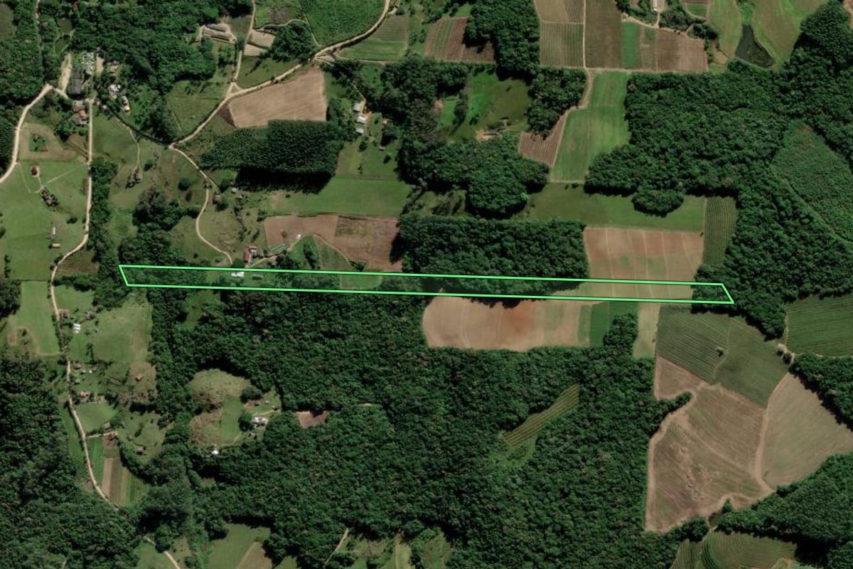 Imagem de satélite do imóvel rural em Pedras Grandes (SC), com o contorno declarado no CAR desenhado por cima.