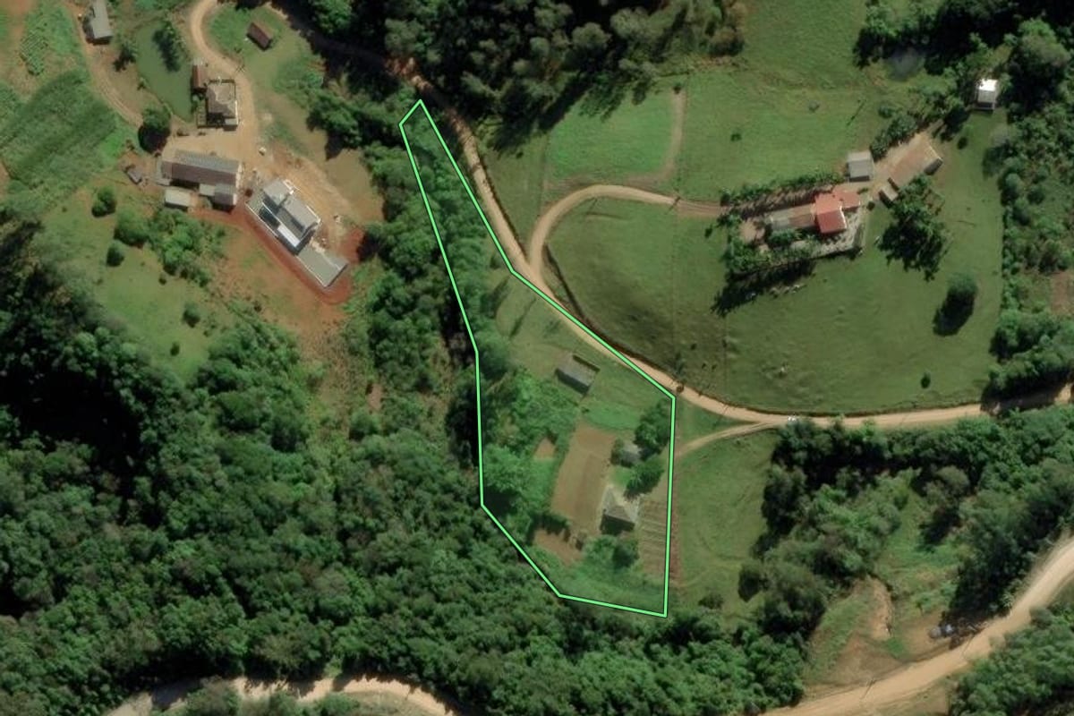 Imagem de satélite do imóvel rural em Pedras Grandes (SC), com o contorno declarado no CAR desenhado por cima.