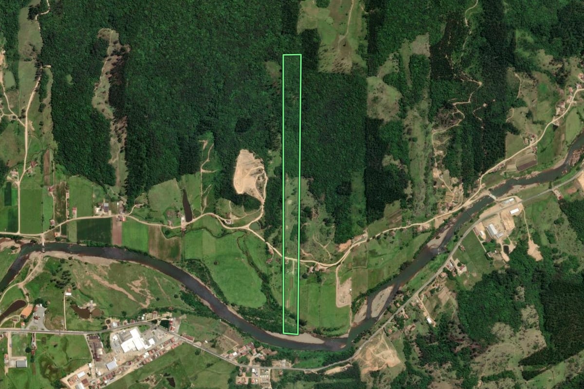 Imagem de satélite do imóvel rural em Pedras Grandes (SC), com o contorno declarado no CAR desenhado por cima.