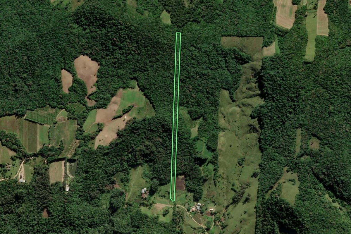 Imagem de satélite do imóvel rural em Pedras Grandes (SC), com o contorno declarado no CAR desenhado por cima.