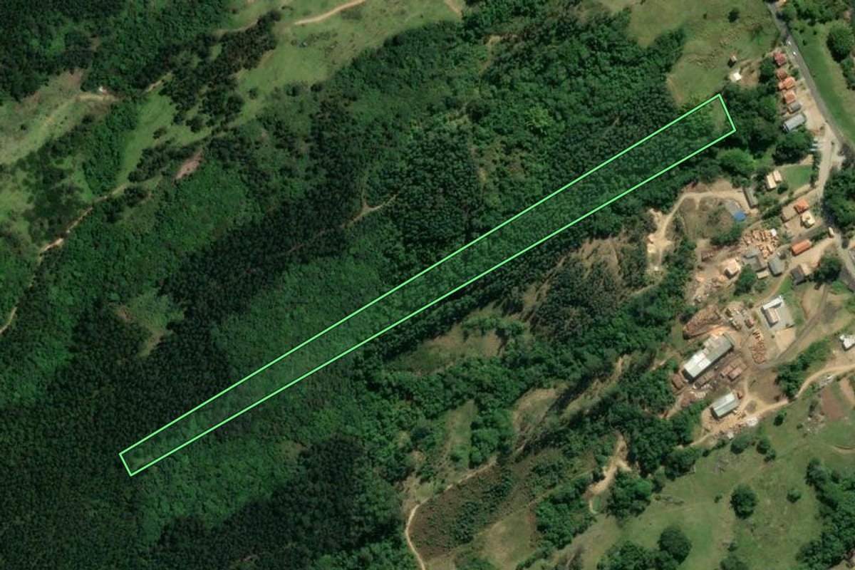 Imagem de satélite do imóvel rural em Pedras Grandes (SC), com o contorno declarado no CAR desenhado por cima.