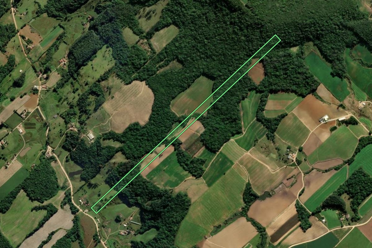 Imagem de satélite do imóvel rural em Pedras Grandes (SC), com o contorno declarado no CAR desenhado por cima.