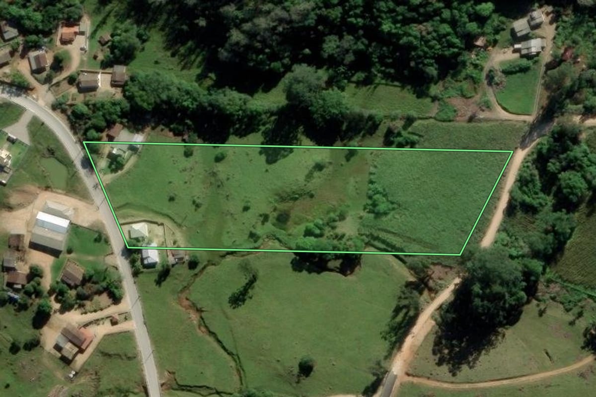 Imagem de satélite do imóvel rural em Pedras Grandes (SC), com o contorno declarado no CAR desenhado por cima.