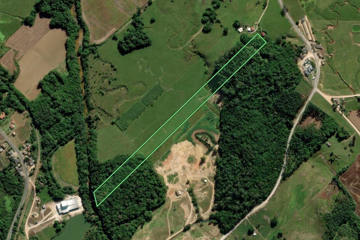 Imagem de satélite do imóvel rural em Pedras Grandes (SC), com o contorno declarado no CAR desenhado por cima.