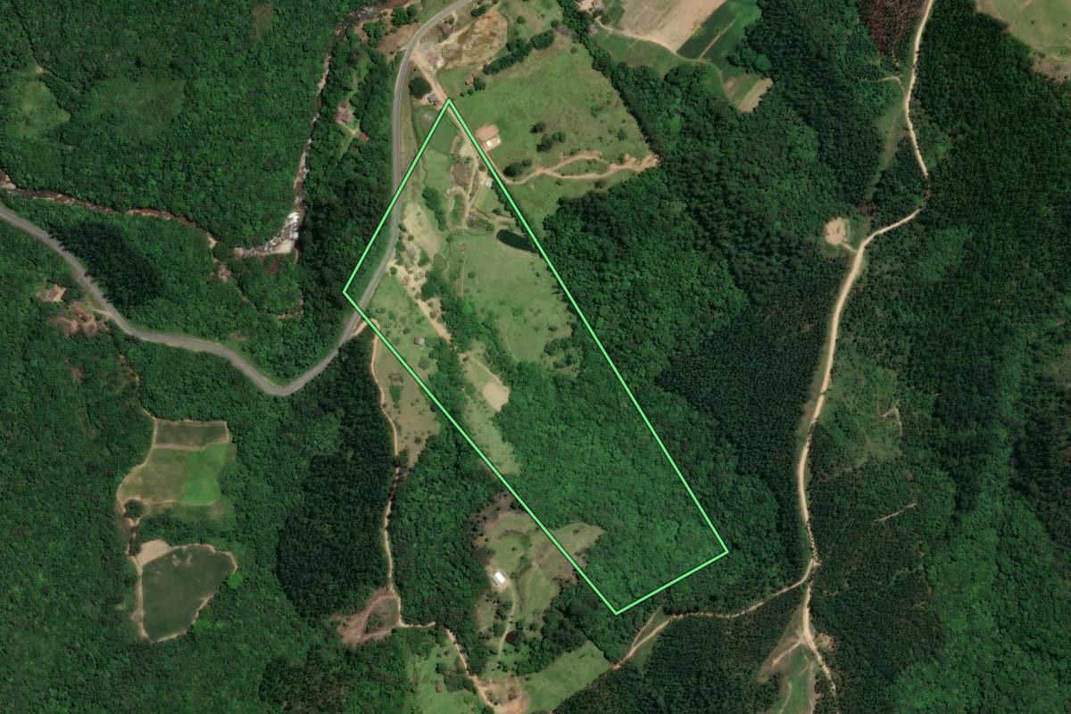 Imagem de satélite do imóvel rural em Pedras Grandes (SC), com o contorno declarado no CAR desenhado por cima.